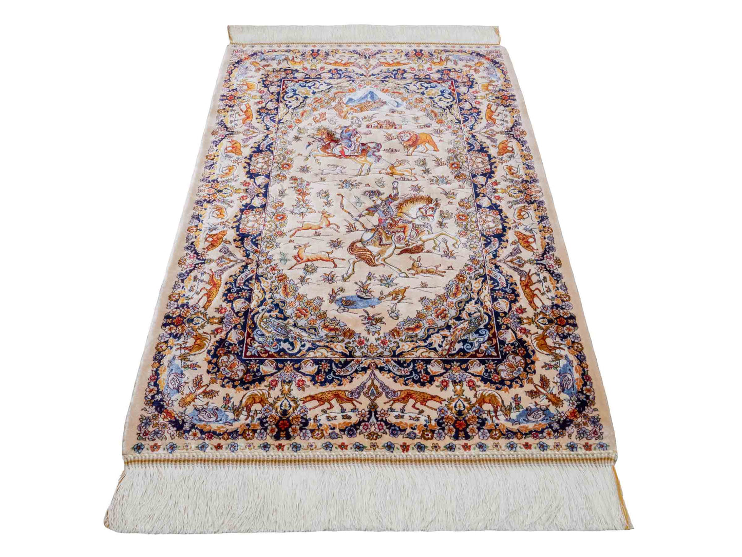 Ghom Maschinenteppich "Banu" 90 x 60 cm aus pflanzlicher Seide (Viskose) mit Jagdmotiv, Beige. Teppichnummer: V13BG054H. Persian Luxury Collection by Khademi. Made in Iran / Persia – Vertrieb durch JUPITER Intl.