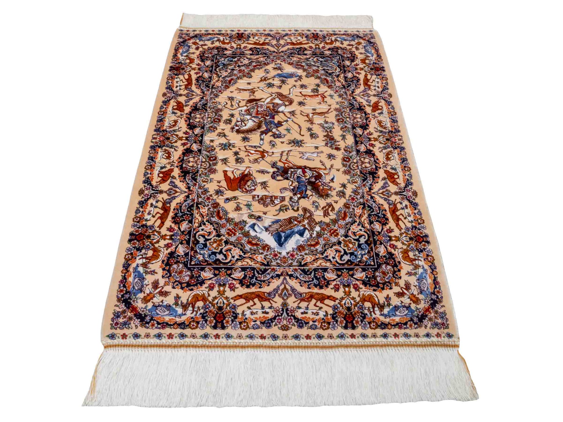 Ghom Maschinenteppich "Banu" 90 x 60 cm aus pflanzlicher Seide (Viskose) mit Jagdmotiv, Beige. Teppichnummer: V13BG054H. Persian Luxury Collection by Khademi. Made in Iran / Persia – Vertrieb durch JUPITER Intl.