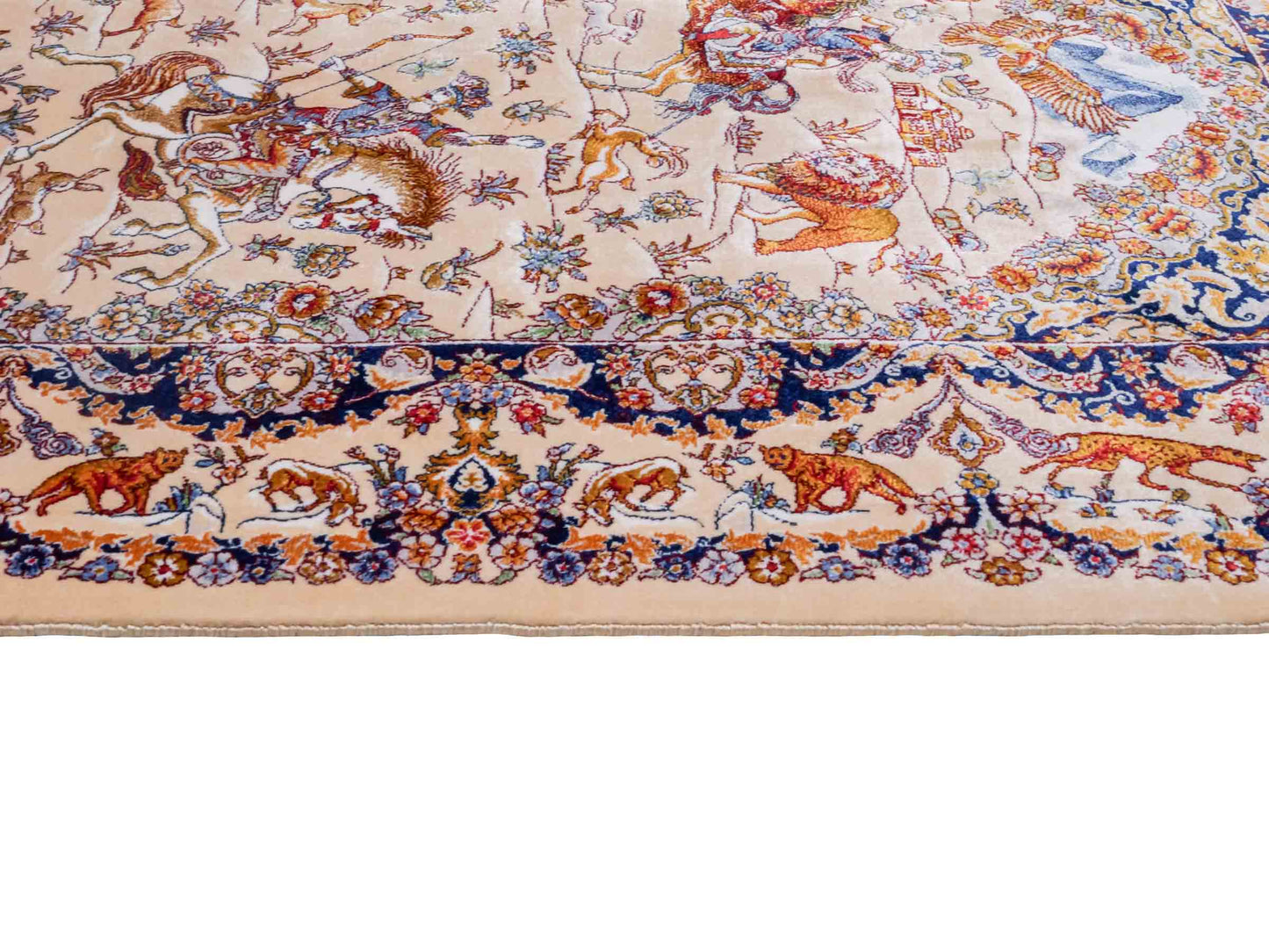 Ghom Maschinenteppich "Banu" 90 x 60 cm aus pflanzlicher Seide (Viskose) mit Jagdmotiv, Beige. Teppichnummer: V13BG054H. Persian Luxury Collection by Khademi. Made in Iran / Persia – Vertrieb durch JUPITER Intl.