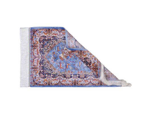 Ghom Maschinenteppich "Banu" 90 x 60 cm, mit Jagdmotiv, Hellblau, aus pflanzlicher Seide (Viskose), Hand-Finished. Teppichnummer: V13BL054H. Persian Luxury Collection by Khademi. Made in Iran / Persia – Vertrieb durch JUPITER Intl.