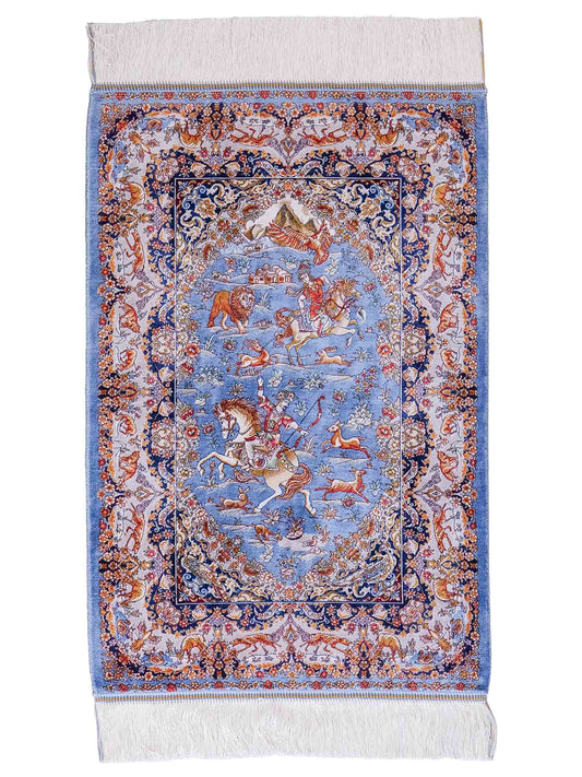 Ghom Maschinenteppich "Banu" 90 x 60 cm, mit Jagdmotiv, Hellblau, aus pflanzlicher Seide (Viskose), Hand-Finished. Teppichnummer: V13BL054H. Persian Luxury Collection by Khademi. Made in Iran / Persia – Vertrieb durch JUPITER Intl.