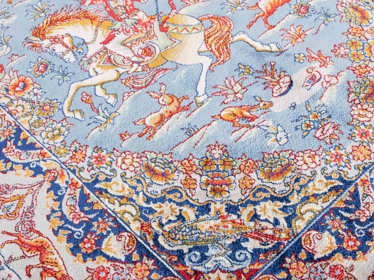 Ghom Maschinenteppich "Banu" 90 x 60 cm, mit Jagdmotiv, Hellblau, aus pflanzlicher Seide (Viskose), Hand-Finished. Teppichnummer: V13BL054H. Persian Luxury Collection by Khademi. Made in Iran / Persia – Vertrieb durch JUPITER Intl.