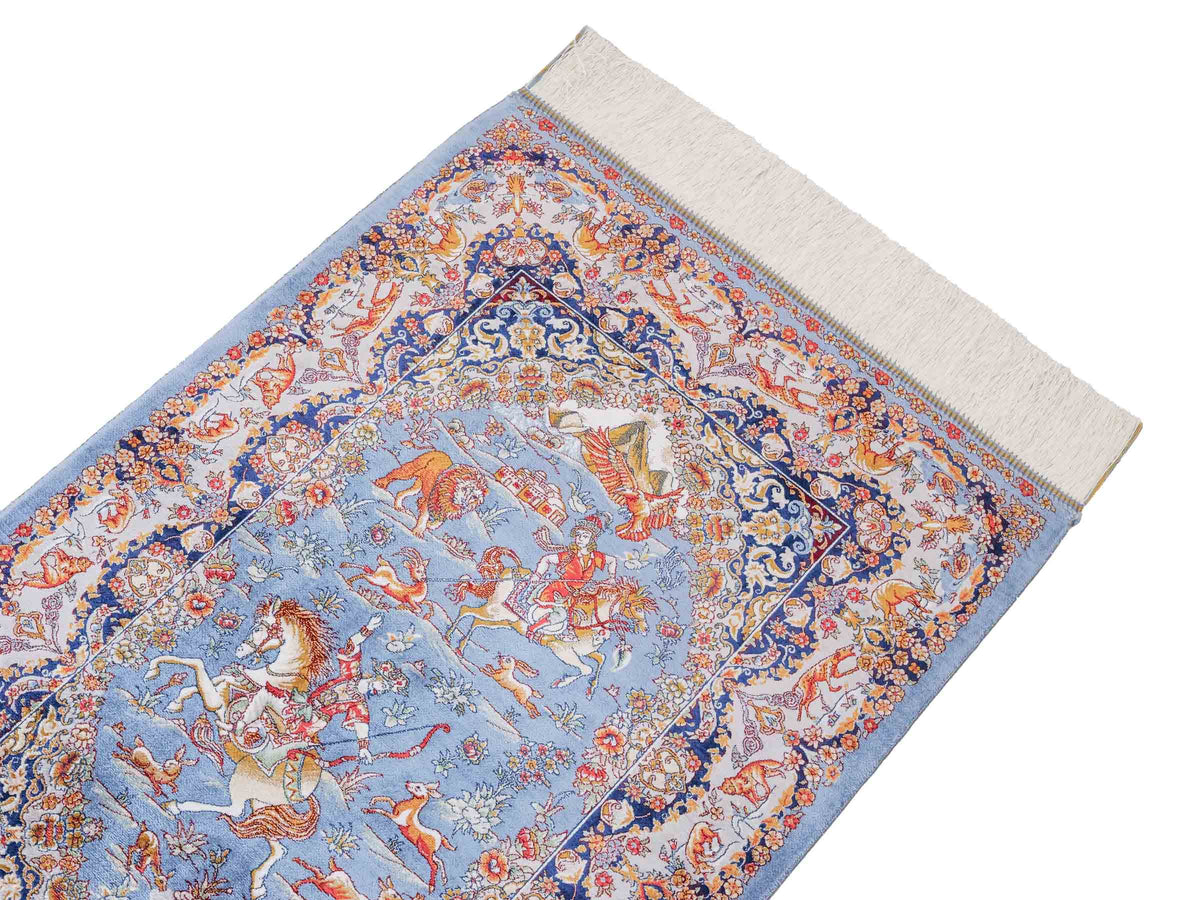 Ghom Maschinenteppich "Banu" 90 x 60 cm, mit Jagdmotiv, Hellblau, aus pflanzlicher Seide (Viskose), Hand-Finished. Teppichnummer: V13BL054H. Persian Luxury Collection by Khademi. Made in Iran / Persia – Vertrieb durch JUPITER Intl.