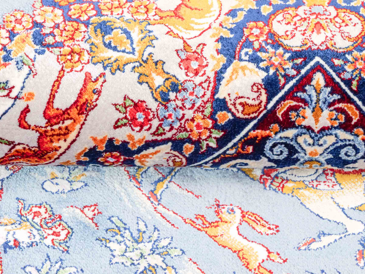 Ghom Maschinenteppich "Banu" 90 x 60 cm, mit Jagdmotiv, Hellblau, aus pflanzlicher Seide (Viskose), Hand-Finished. Teppichnummer: V13BL054H. Persian Luxury Collection by Khademi. Made in Iran / Persia – Vertrieb durch JUPITER Intl.
