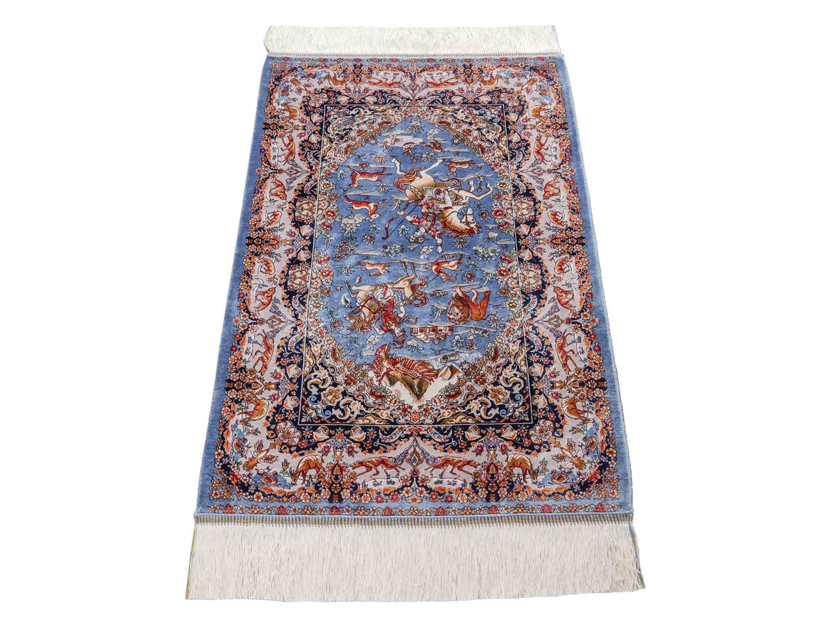 Ghom Maschinenteppich "Banu" 90 x 60 cm, mit Jagdmotiv, Hellblau, aus pflanzlicher Seide (Viskose), Hand-Finished. Teppichnummer: V13BL054H. Persian Luxury Collection by Khademi. Made in Iran / Persia – Vertrieb durch JUPITER Intl.