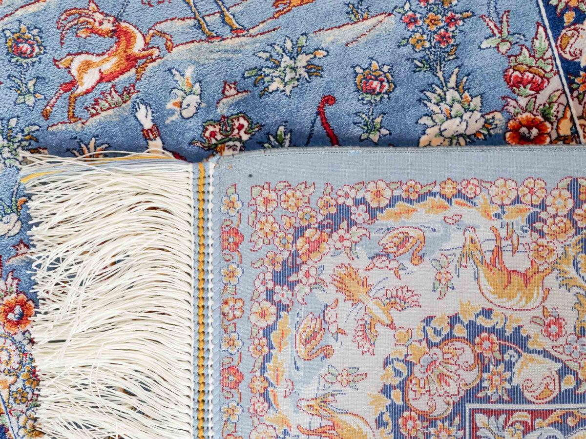 Ghom Maschinenteppich "Banu" 90 x 60 cm, mit Jagdmotiv, Hellblau, aus pflanzlicher Seide (Viskose), Hand-Finished. Teppichnummer: V13BL054H. Persian Luxury Collection by Khademi. Made in Iran / Persia – Vertrieb durch JUPITER Intl.