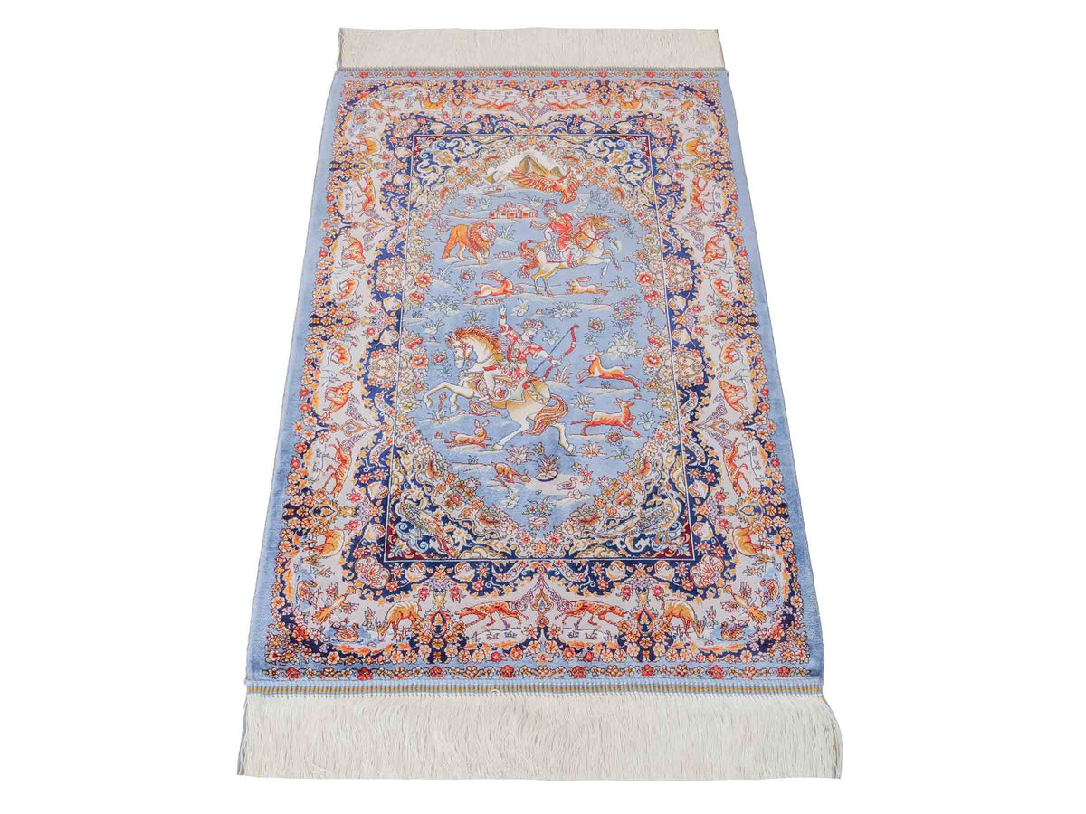 Ghom Maschinenteppich "Banu" 90 x 60 cm, mit Jagdmotiv, Hellblau, aus pflanzlicher Seide (Viskose), Hand-Finished. Teppichnummer: V13BL054H. Persian Luxury Collection by Khademi. Made in Iran / Persia – Vertrieb durch JUPITER Intl.