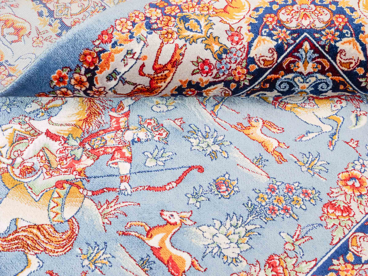 Ghom Maschinenteppich "Banu" 90 x 60 cm, mit Jagdmotiv, Hellblau, aus pflanzlicher Seide (Viskose), Hand-Finished. Teppichnummer: V13BL054H. Persian Luxury Collection by Khademi. Made in Iran / Persia – Vertrieb durch JUPITER Intl.