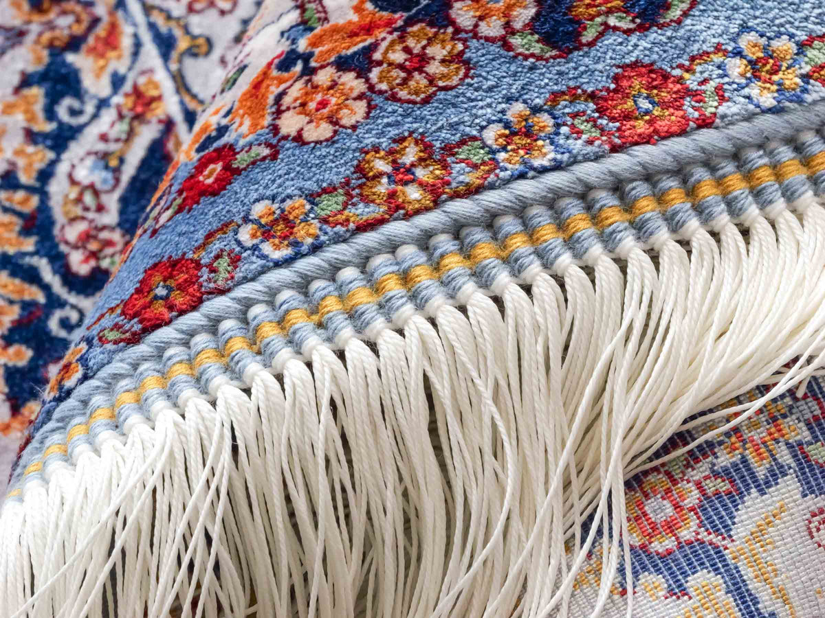 Ghom Maschinenteppich "Banu" 90 x 60 cm, mit Jagdmotiv, Hellblau, aus pflanzlicher Seide (Viskose), Hand-Finished. Teppichnummer: V13BL054H. Persian Luxury Collection by Khademi. Made in Iran / Persia – Vertrieb durch JUPITER Intl.