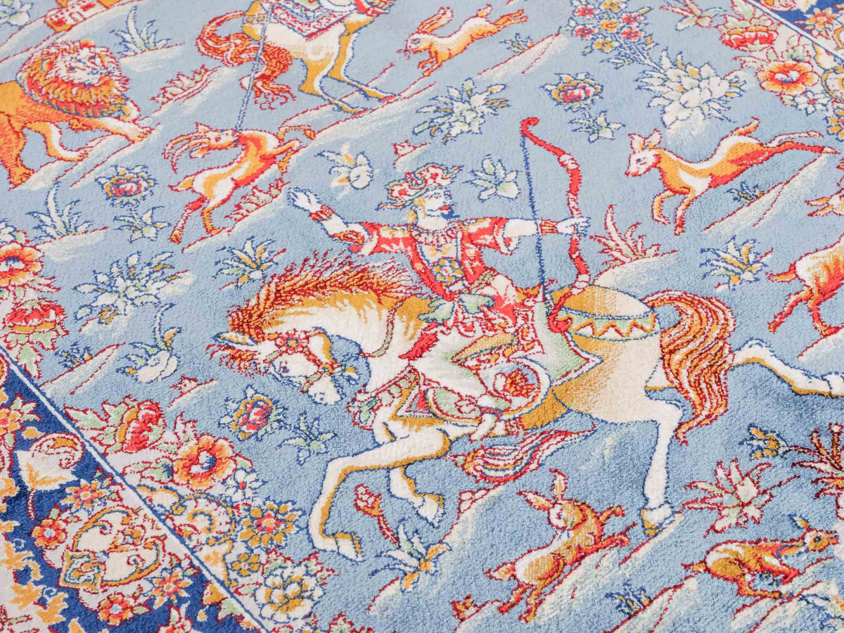 Ghom Maschinenteppich "Banu" 90 x 60 cm, mit Jagdmotiv, Hellblau, aus pflanzlicher Seide (Viskose), Hand-Finished. Teppichnummer: V13BL054H. Persian Luxury Collection by Khademi. Made in Iran / Persia – Vertrieb durch JUPITER Intl.