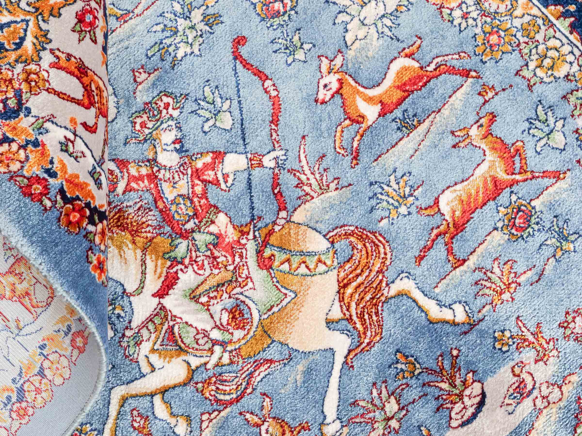 Ghom Maschinenteppich "Banu" 90 x 60 cm, mit Jagdmotiv, Hellblau, aus pflanzlicher Seide (Viskose), Hand-Finished. Teppichnummer: V13BL054H. Persian Luxury Collection by Khademi. Made in Iran / Persia – Vertrieb durch JUPITER Intl.