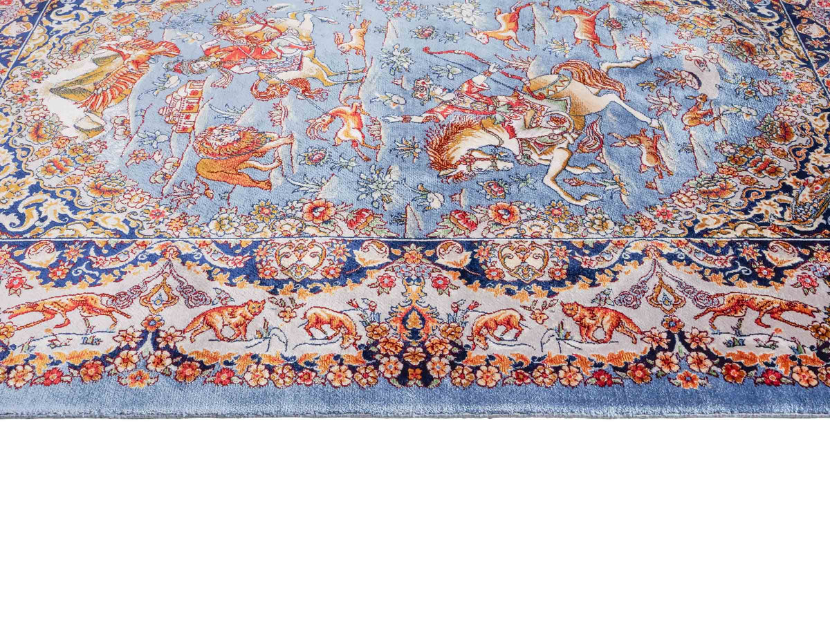 Ghom Maschinenteppich "Banu" 90 x 60 cm, mit Jagdmotiv, Hellblau, aus pflanzlicher Seide (Viskose), Hand-Finished. Teppichnummer: V13BL054H. Persian Luxury Collection by Khademi. Made in Iran / Persia – Vertrieb durch JUPITER Intl.
