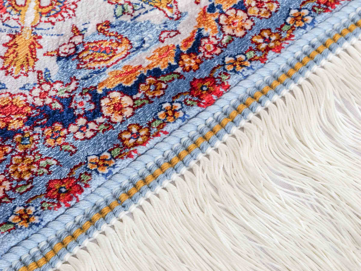 Ghom Maschinenteppich "Banu" 90 x 60 cm, mit Jagdmotiv, Hellblau, aus pflanzlicher Seide (Viskose), Hand-Finished. Teppichnummer: V13BL054H. Persian Luxury Collection by Khademi. Made in Iran / Persia – Vertrieb durch JUPITER Intl.