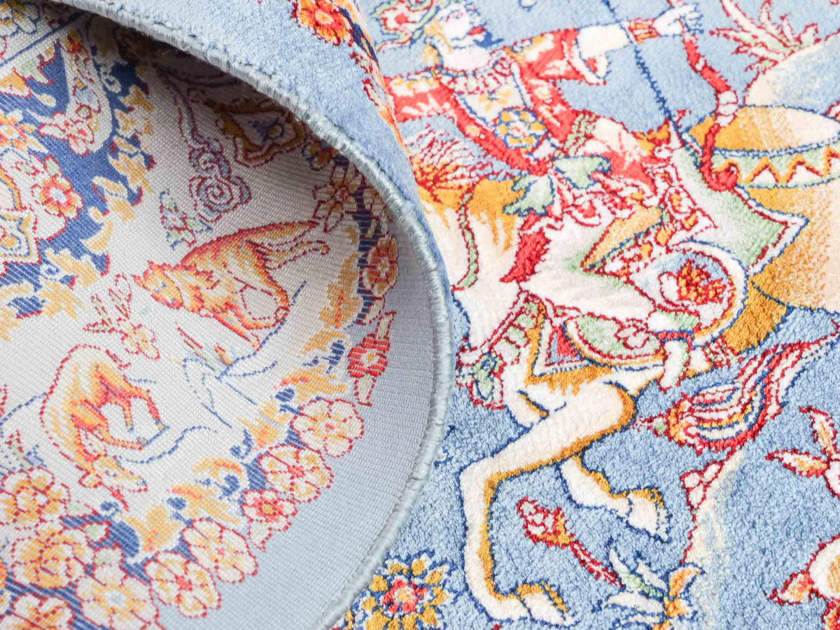 Ghom Maschinenteppich "Banu" 90 x 60 cm, mit Jagdmotiv, Hellblau, aus pflanzlicher Seide (Viskose), Hand-Finished. Teppichnummer: V13BL054H. Persian Luxury Collection by Khademi. Made in Iran / Persia – Vertrieb durch JUPITER Intl.