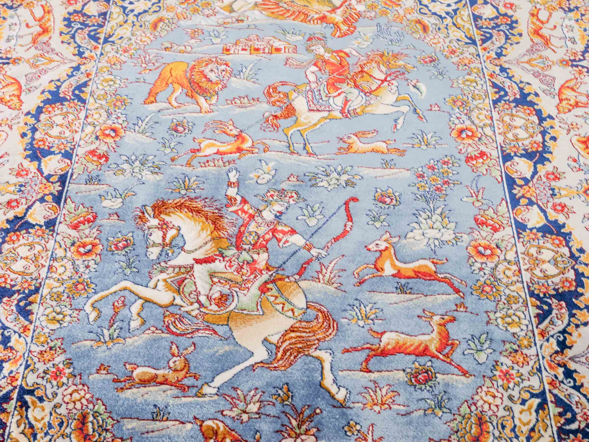 Ghom Maschinenteppich "Banu" 90 x 60 cm, mit Jagdmotiv, Hellblau, aus pflanzlicher Seide (Viskose), Hand-Finished. Teppichnummer: V13BL054H. Persian Luxury Collection by Khademi. Made in Iran / Persia – Vertrieb durch JUPITER Intl.