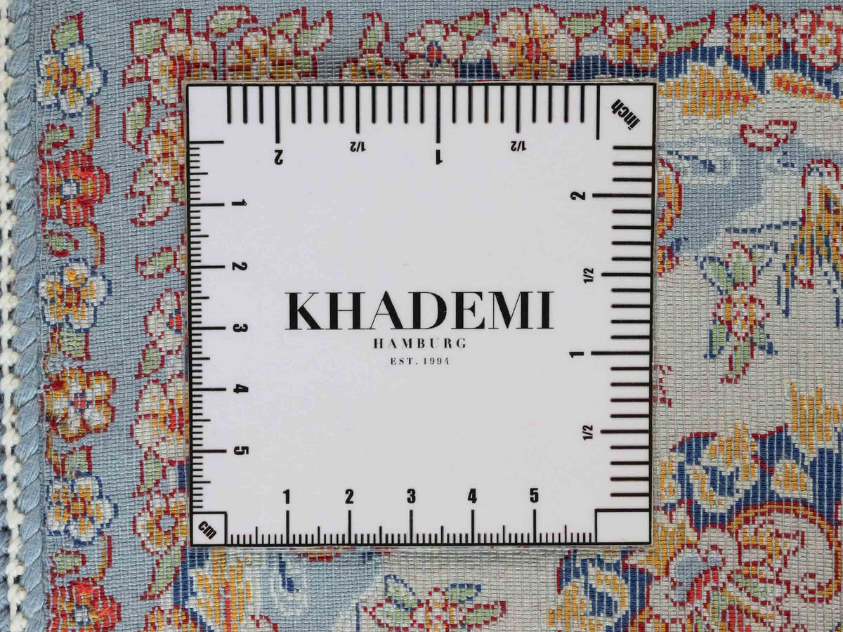 Ghom Maschinenteppich "Banu" 90 x 60 cm, mit Jagdmotiv, Hellblau, aus pflanzlicher Seide (Viskose), Hand-Finished. Teppichnummer: V13BL054H. Persian Luxury Collection by Khademi. Made in Iran / Persia – Vertrieb durch JUPITER Intl.