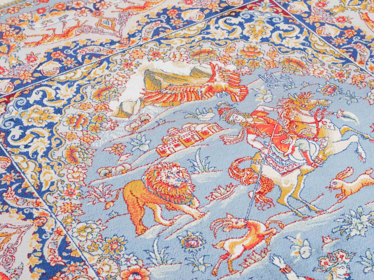 Ghom Maschinenteppich "Banu" 90 x 60 cm, mit Jagdmotiv, Hellblau, aus pflanzlicher Seide (Viskose), Hand-Finished. Teppichnummer: V13BL054H. Persian Luxury Collection by Khademi. Made in Iran / Persia – Vertrieb durch JUPITER Intl.