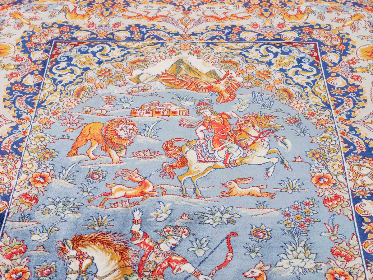 Ghom Maschinenteppich "Banu" 90 x 60 cm, mit Jagdmotiv, Hellblau, aus pflanzlicher Seide (Viskose), Hand-Finished. Teppichnummer: V13BL054H. Persian Luxury Collection by Khademi. Made in Iran / Persia – Vertrieb durch JUPITER Intl.