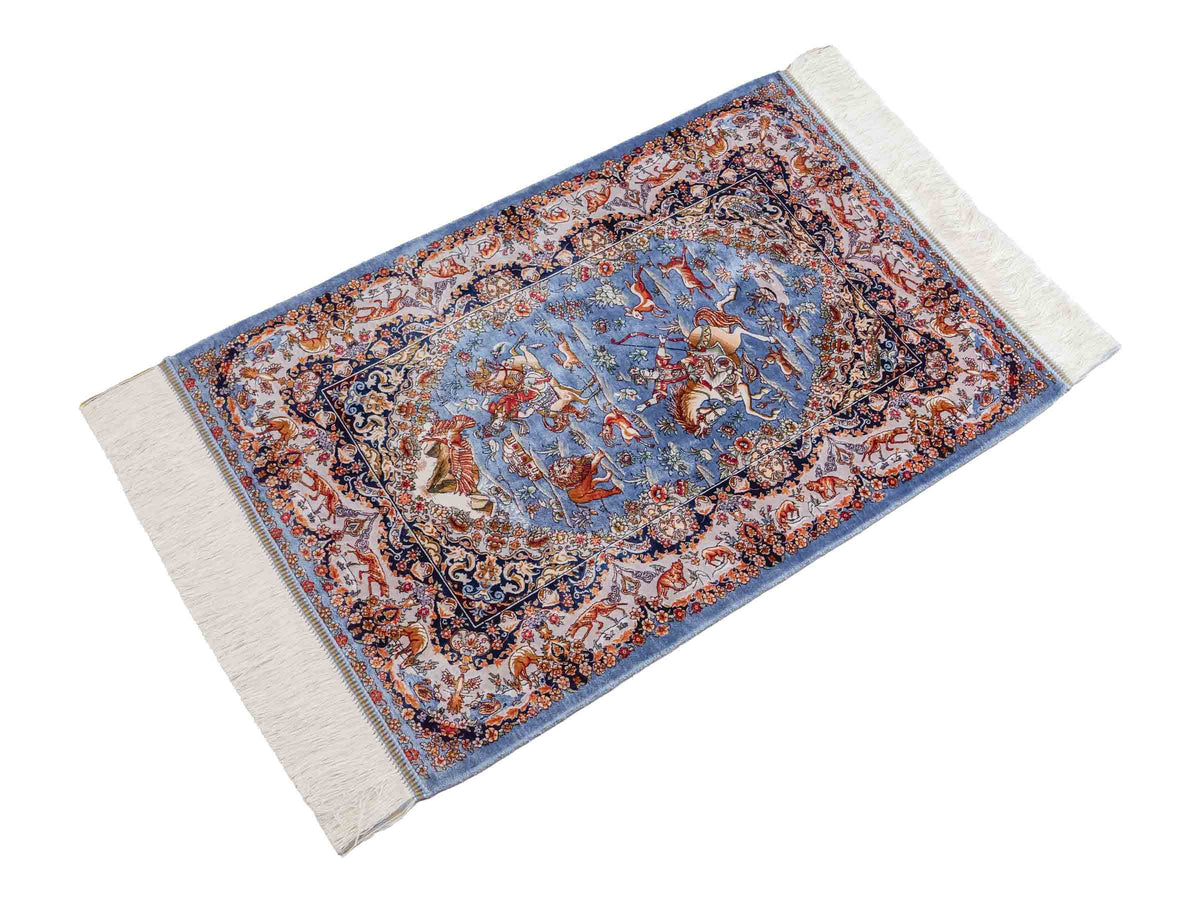 Ghom Maschinenteppich "Banu" 90 x 60 cm, mit Jagdmotiv, Hellblau, aus pflanzlicher Seide (Viskose), Hand-Finished. Teppichnummer: V13BL054H. Persian Luxury Collection by Khademi. Made in Iran / Persia – Vertrieb durch JUPITER Intl.