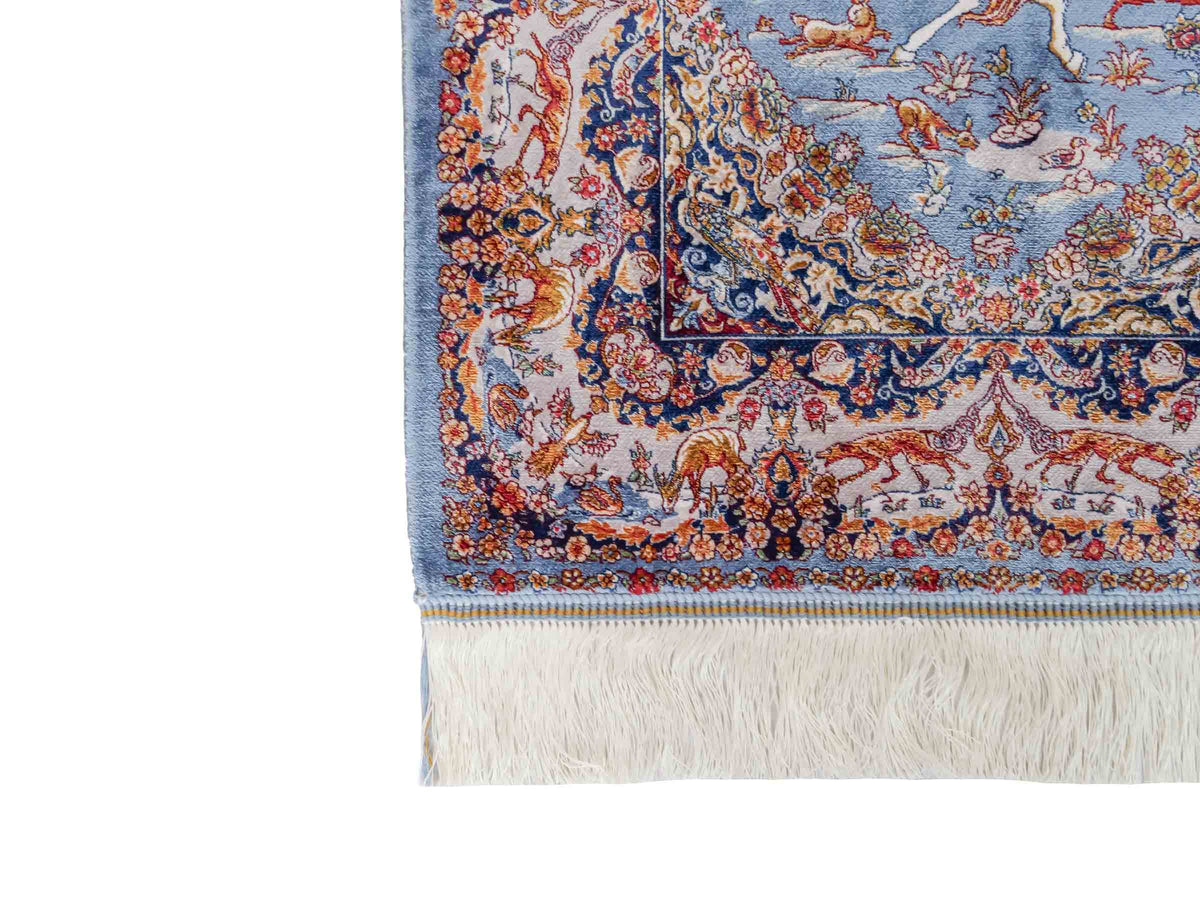 Ghom Maschinenteppich "Banu" 90 x 60 cm, mit Jagdmotiv, Hellblau, aus pflanzlicher Seide (Viskose), Hand-Finished. Teppichnummer: V13BL054H. Persian Luxury Collection by Khademi. Made in Iran / Persia – Vertrieb durch JUPITER Intl.