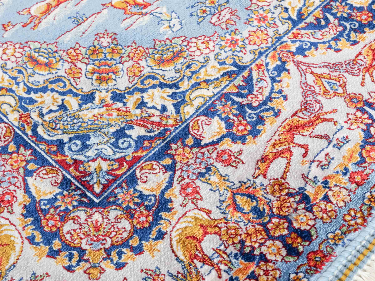 Ghom Maschinenteppich "Banu" 90 x 60 cm, mit Jagdmotiv, Hellblau, aus pflanzlicher Seide (Viskose), Hand-Finished. Teppichnummer: V13BL054H. Persian Luxury Collection by Khademi. Made in Iran / Persia – Vertrieb durch JUPITER Intl.