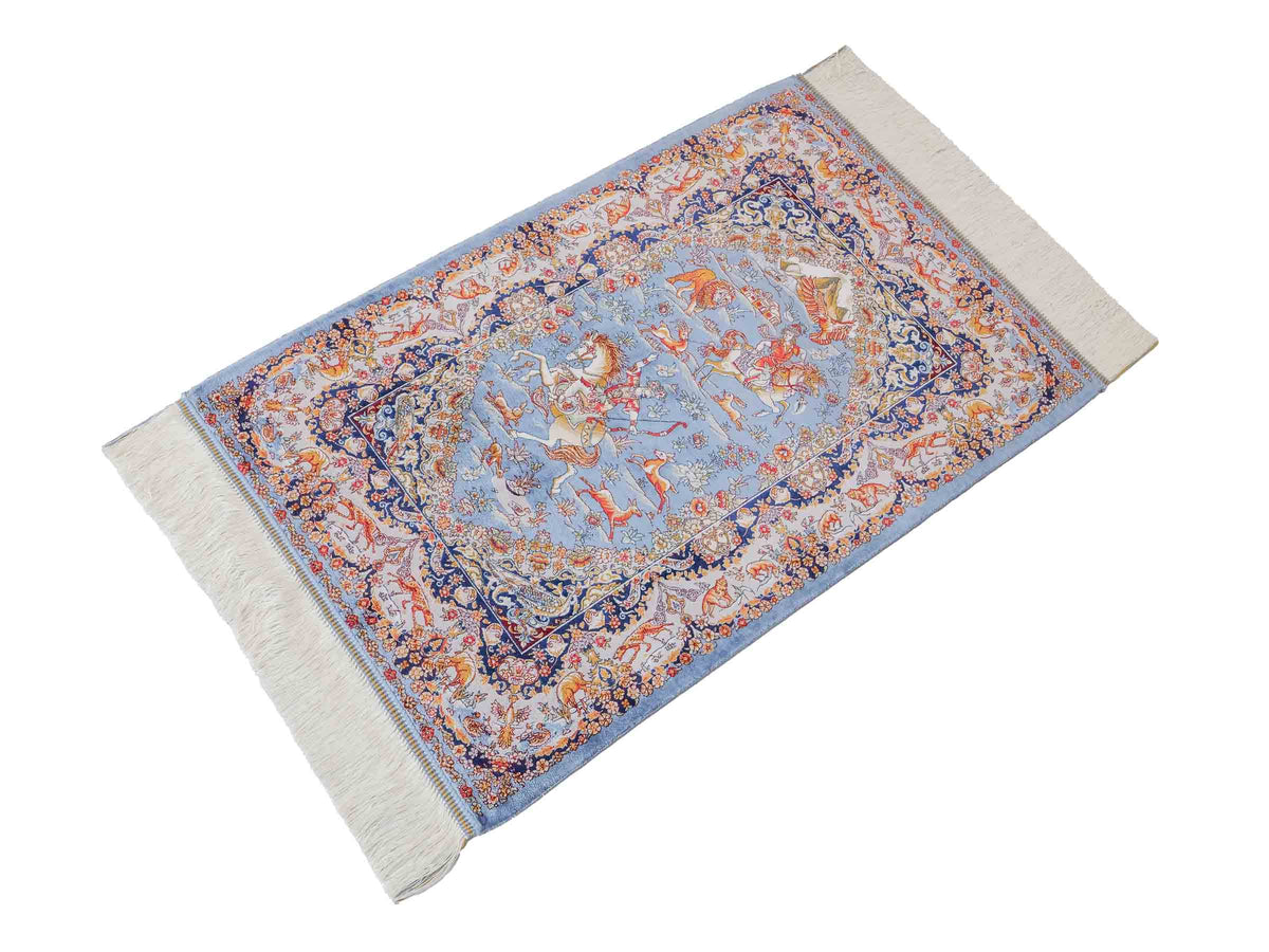 Ghom Maschinenteppich "Banu" 90 x 60 cm, mit Jagdmotiv, Hellblau, aus pflanzlicher Seide (Viskose), Hand-Finished. Teppichnummer: V13BL054H. Persian Luxury Collection by Khademi. Made in Iran / Persia – Vertrieb durch JUPITER Intl.