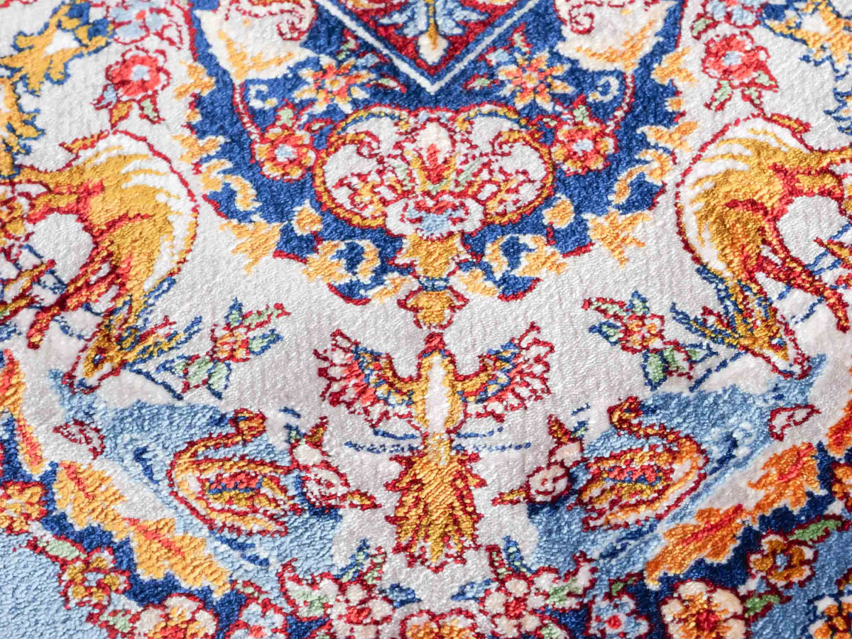 Ghom Maschinenteppich "Banu" 90 x 60 cm, mit Jagdmotiv, Hellblau, aus pflanzlicher Seide (Viskose), Hand-Finished. Teppichnummer: V13BL054H. Persian Luxury Collection by Khademi. Made in Iran / Persia – Vertrieb durch JUPITER Intl.