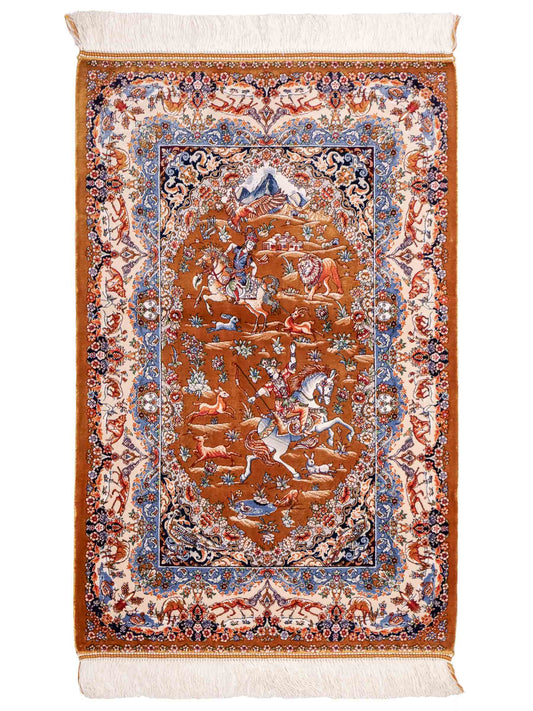 Ghom Maschinenteppich "Banu" 90 x 60 cm aus pflanzlicher Seide (Viskose) mit Jagdmotiv, Gold. Teppichnummer: V13GD054H. Persian Luxury Collection by Khademi. Made in Iran / Persia – Vertrieb durch JUPITER Intl.