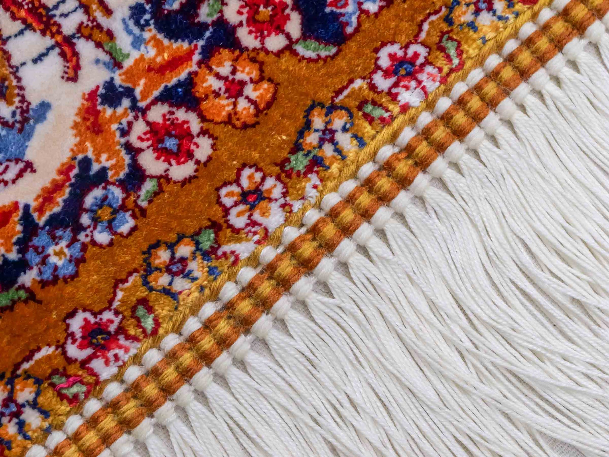 Ghom Maschinenteppich "Banu" 90 x 60 cm aus pflanzlicher Seide (Viskose) mit Jagdmotiv, Gold. Teppichnummer: V13GD054H. Persian Luxury Collection by Khademi. Made in Iran / Persia – Vertrieb durch JUPITER Intl.