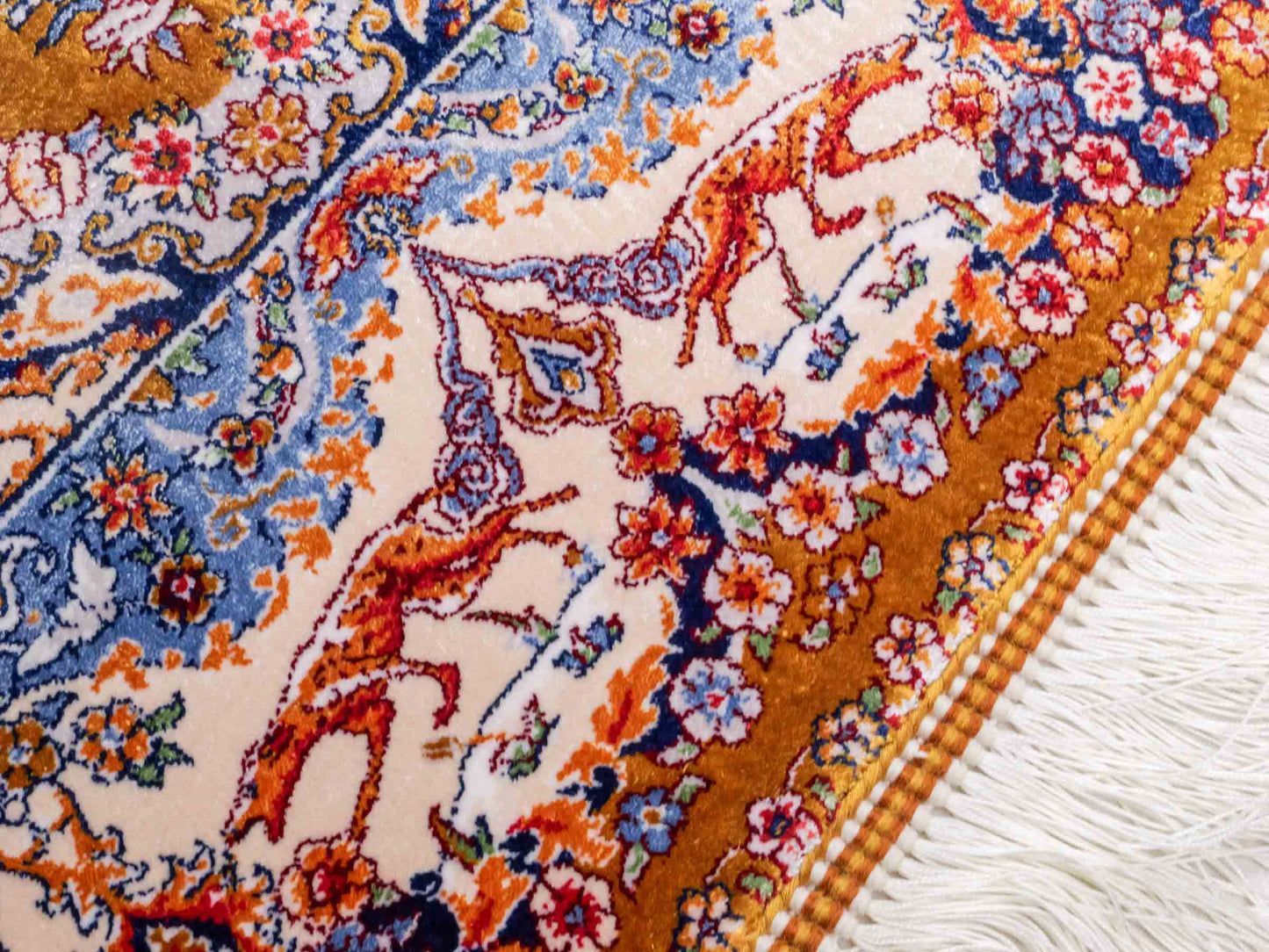 Ghom Maschinenteppich "Banu" 90 x 60 cm aus pflanzlicher Seide (Viskose) mit Jagdmotiv, Gold. Teppichnummer: V13GD054H. Persian Luxury Collection by Khademi. Made in Iran / Persia – Vertrieb durch JUPITER Intl.