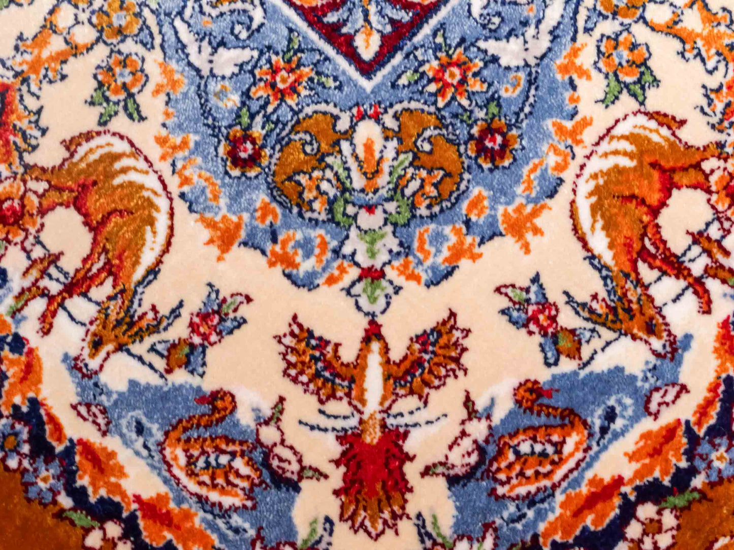 Ghom Maschinenteppich "Banu" 90 x 60 cm aus pflanzlicher Seide (Viskose) mit Jagdmotiv, Gold. Teppichnummer: V13GD054H. Persian Luxury Collection by Khademi. Made in Iran / Persia – Vertrieb durch JUPITER Intl.