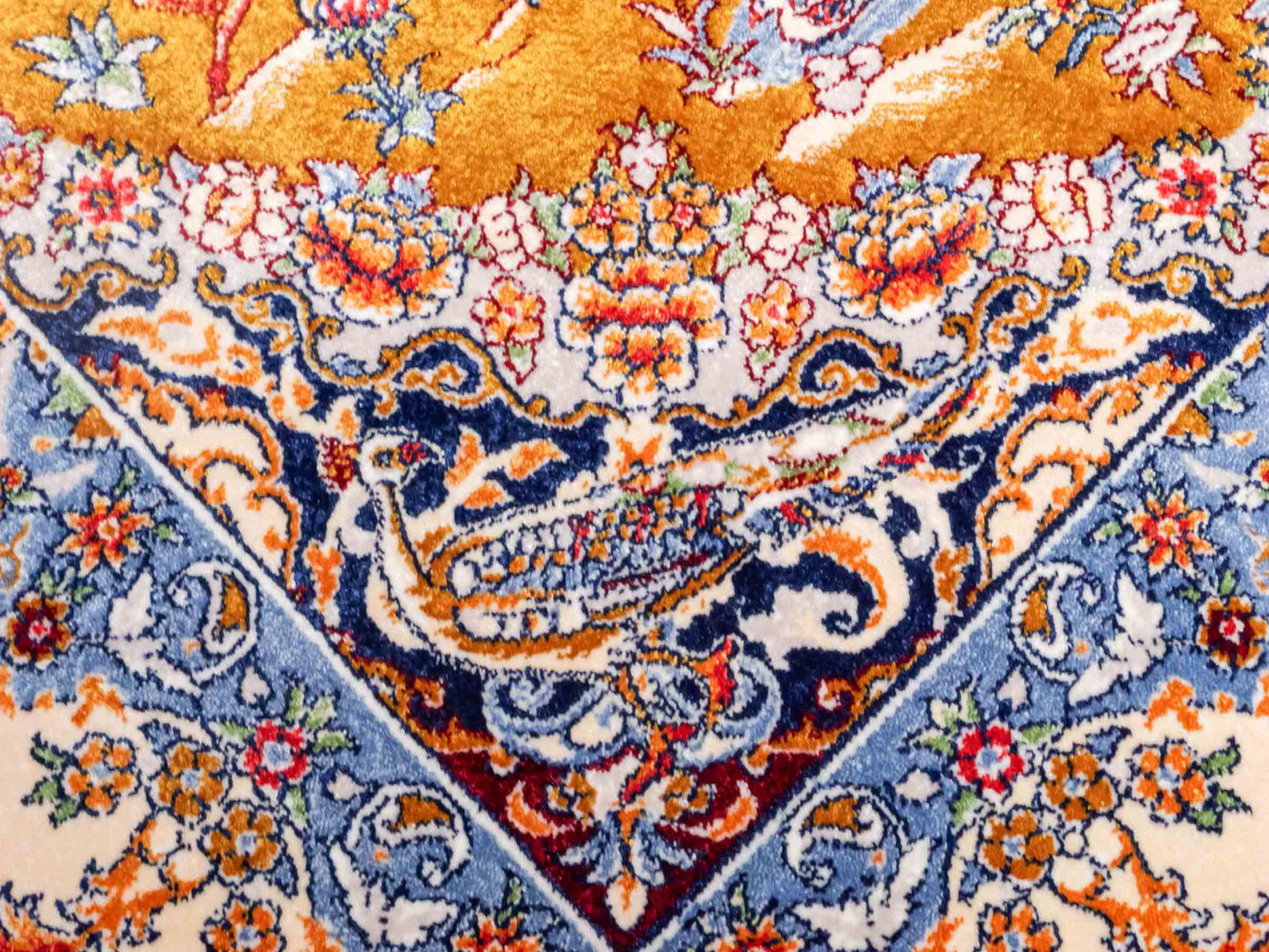 Ghom Maschinenteppich "Banu" 90 x 60 cm aus pflanzlicher Seide (Viskose) mit Jagdmotiv, Gold. Teppichnummer: V13GD054H. Persian Luxury Collection by Khademi. Made in Iran / Persia – Vertrieb durch JUPITER Intl.