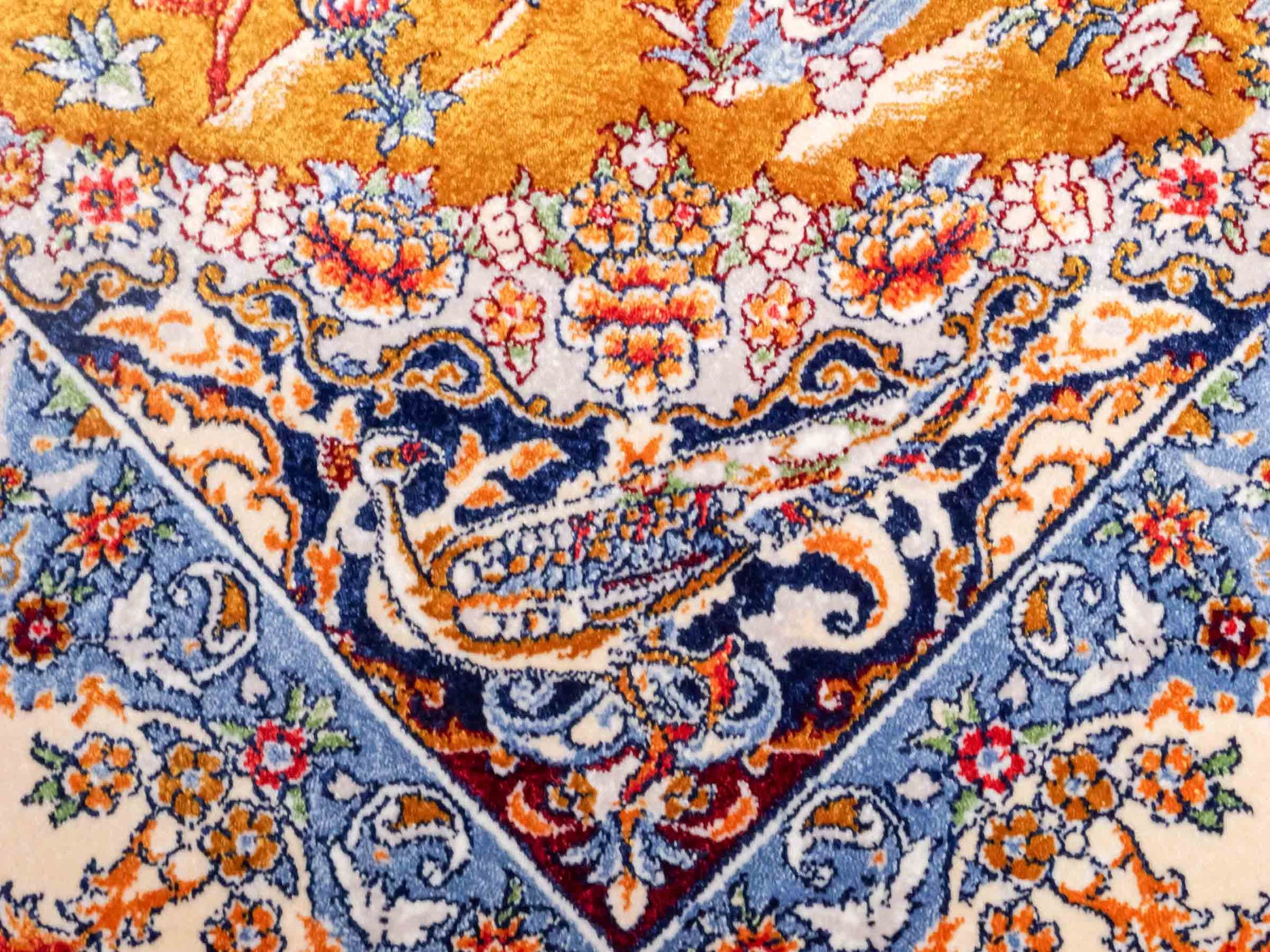 Ghom Maschinenteppich "Banu" 90 x 60 cm aus pflanzlicher Seide (Viskose) mit Jagdmotiv, Gold. Teppichnummer: V13GD054H. Persian Luxury Collection by Khademi. Made in Iran / Persia – Vertrieb durch JUPITER Intl.