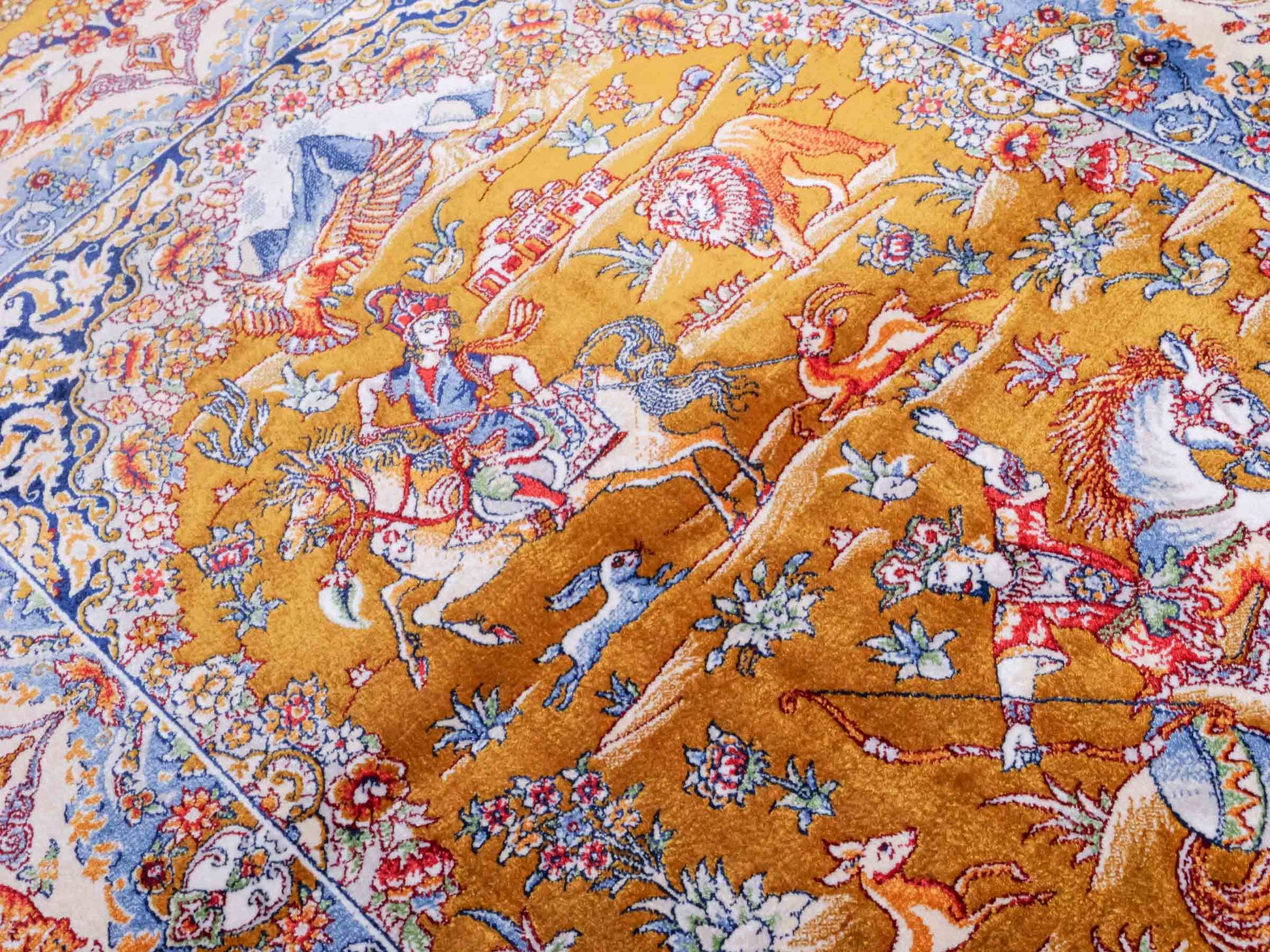 Ghom Maschinenteppich "Banu" 90 x 60 cm aus pflanzlicher Seide (Viskose) mit Jagdmotiv, Gold. Teppichnummer: V13GD054H. Persian Luxury Collection by Khademi. Made in Iran / Persia – Vertrieb durch JUPITER Intl.