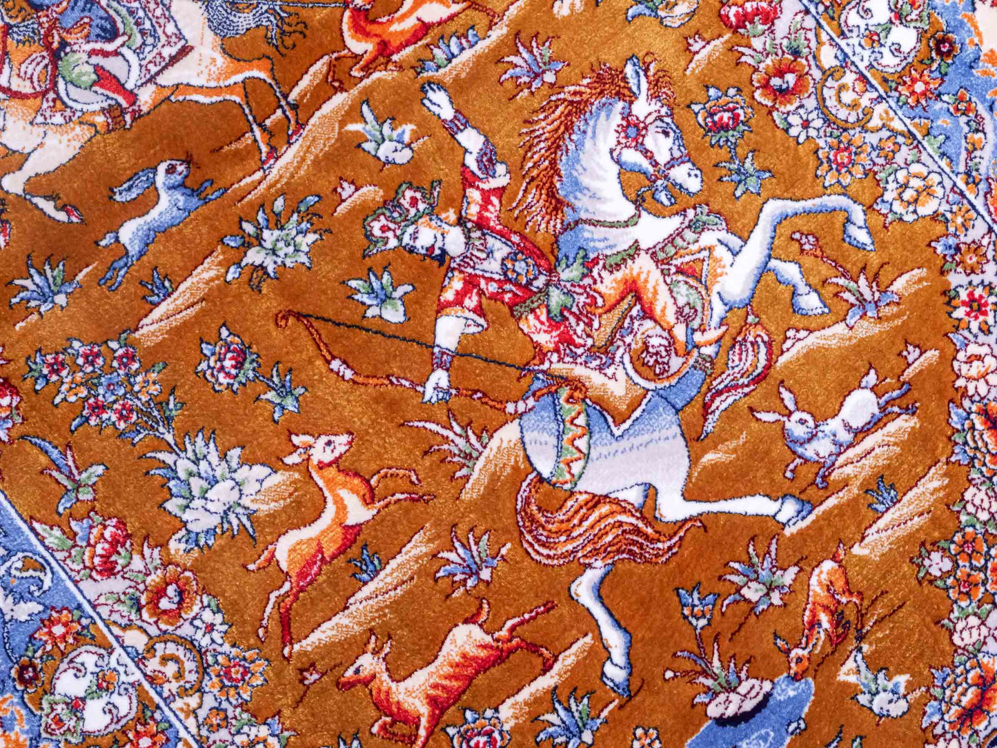 Ghom Maschinenteppich "Banu" 90 x 60 cm aus pflanzlicher Seide (Viskose) mit Jagdmotiv, Gold. Teppichnummer: V13GD054H. Persian Luxury Collection by Khademi. Made in Iran / Persia – Vertrieb durch JUPITER Intl.