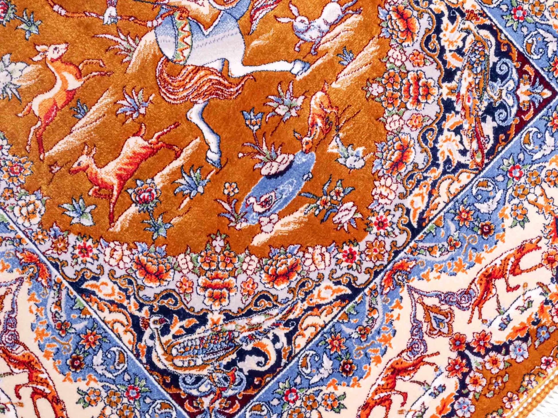 Ghom Maschinenteppich "Banu" 90 x 60 cm aus pflanzlicher Seide (Viskose) mit Jagdmotiv, Gold. Teppichnummer: V13GD054H. Persian Luxury Collection by Khademi. Made in Iran / Persia – Vertrieb durch JUPITER Intl.
