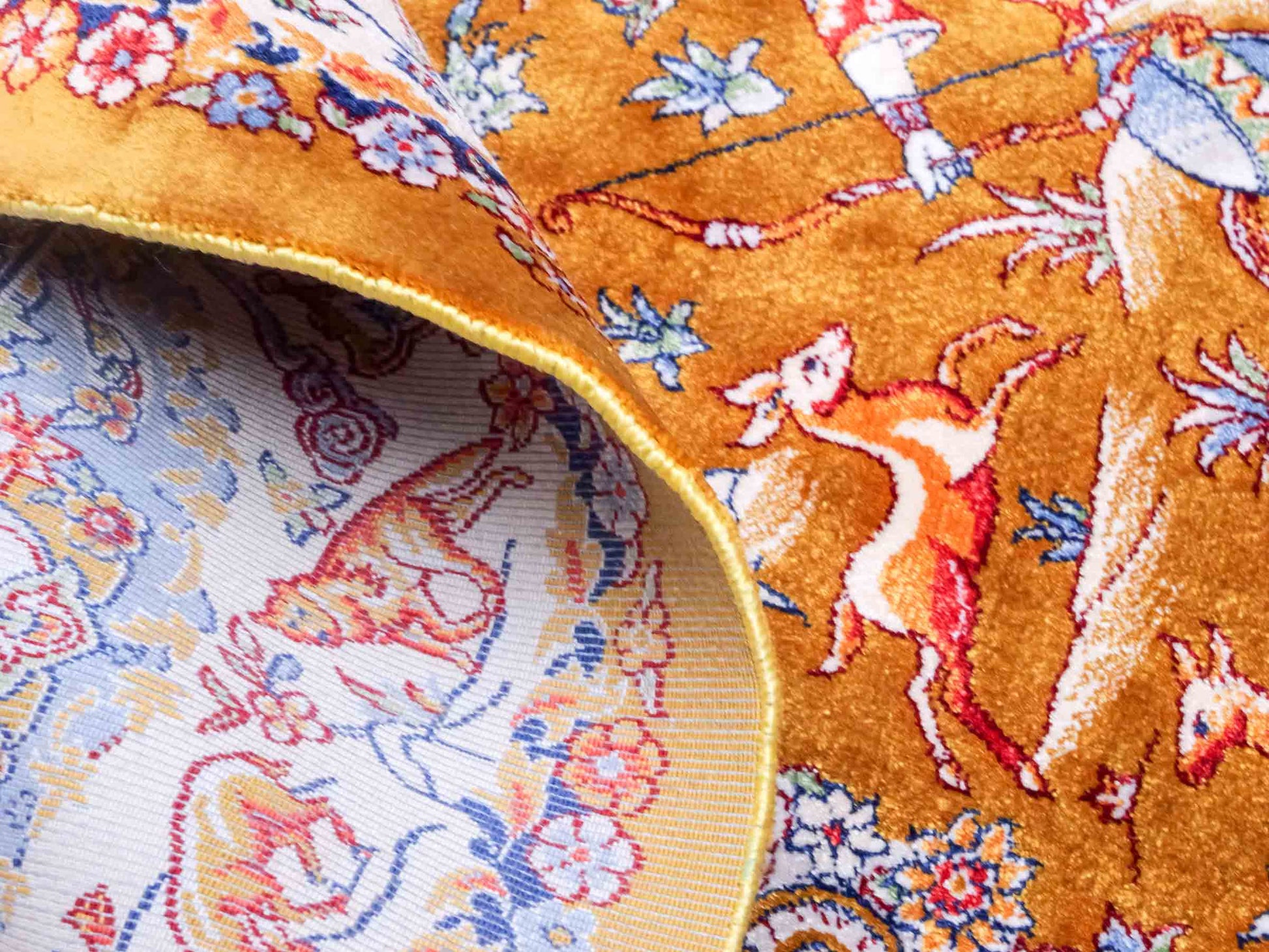Ghom Maschinenteppich "Banu" 90 x 60 cm aus pflanzlicher Seide (Viskose) mit Jagdmotiv, Gold. Teppichnummer: V13GD054H. Persian Luxury Collection by Khademi. Made in Iran / Persia – Vertrieb durch JUPITER Intl.