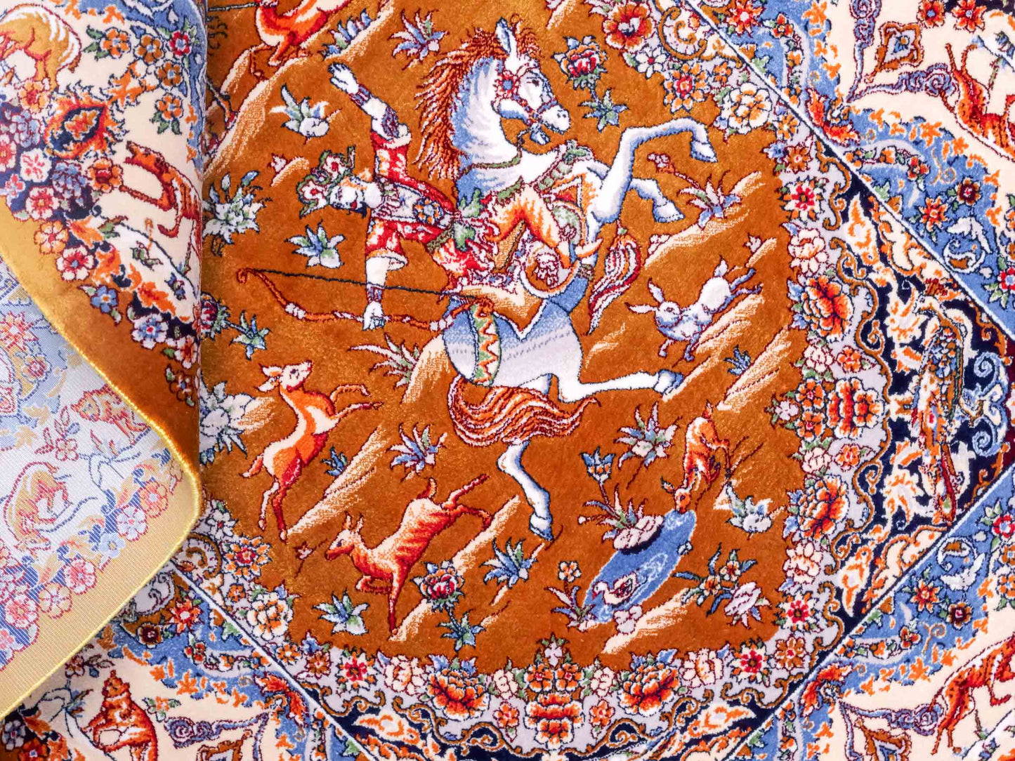 Ghom Maschinenteppich "Banu" 90 x 60 cm aus pflanzlicher Seide (Viskose) mit Jagdmotiv, Gold. Teppichnummer: V13GD054H. Persian Luxury Collection by Khademi. Made in Iran / Persia – Vertrieb durch JUPITER Intl.
