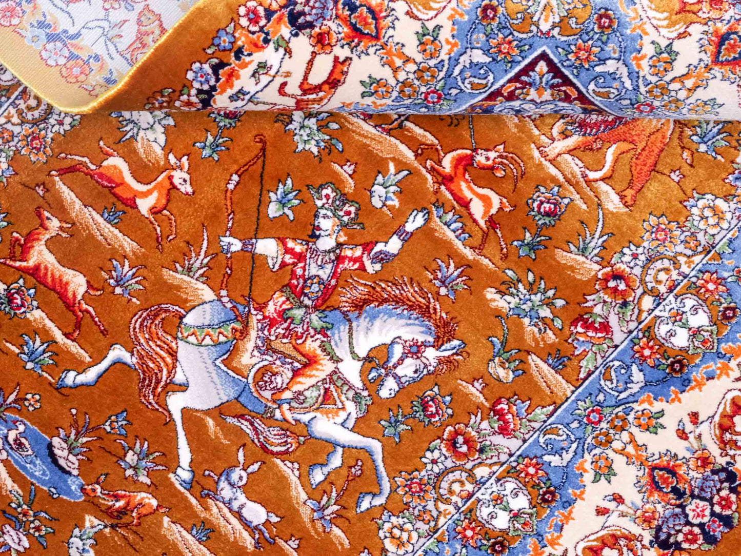 Ghom Maschinenteppich "Banu" 90 x 60 cm aus pflanzlicher Seide (Viskose) mit Jagdmotiv, Gold. Teppichnummer: V13GD054H. Persian Luxury Collection by Khademi. Made in Iran / Persia – Vertrieb durch JUPITER Intl.