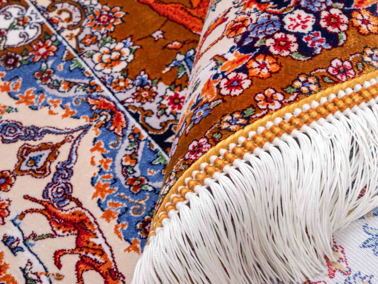 Ghom Maschinenteppich "Banu" 90 x 60 cm aus pflanzlicher Seide (Viskose) mit Jagdmotiv, Gold. Teppichnummer: V13GD054H. Persian Luxury Collection by Khademi. Made in Iran / Persia – Vertrieb durch JUPITER Intl.