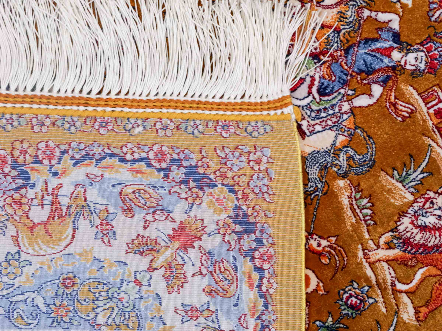 Ghom Maschinenteppich "Banu" 90 x 60 cm aus pflanzlicher Seide (Viskose) mit Jagdmotiv, Gold. Teppichnummer: V13GD054H. Persian Luxury Collection by Khademi. Made in Iran / Persia – Vertrieb durch JUPITER Intl.