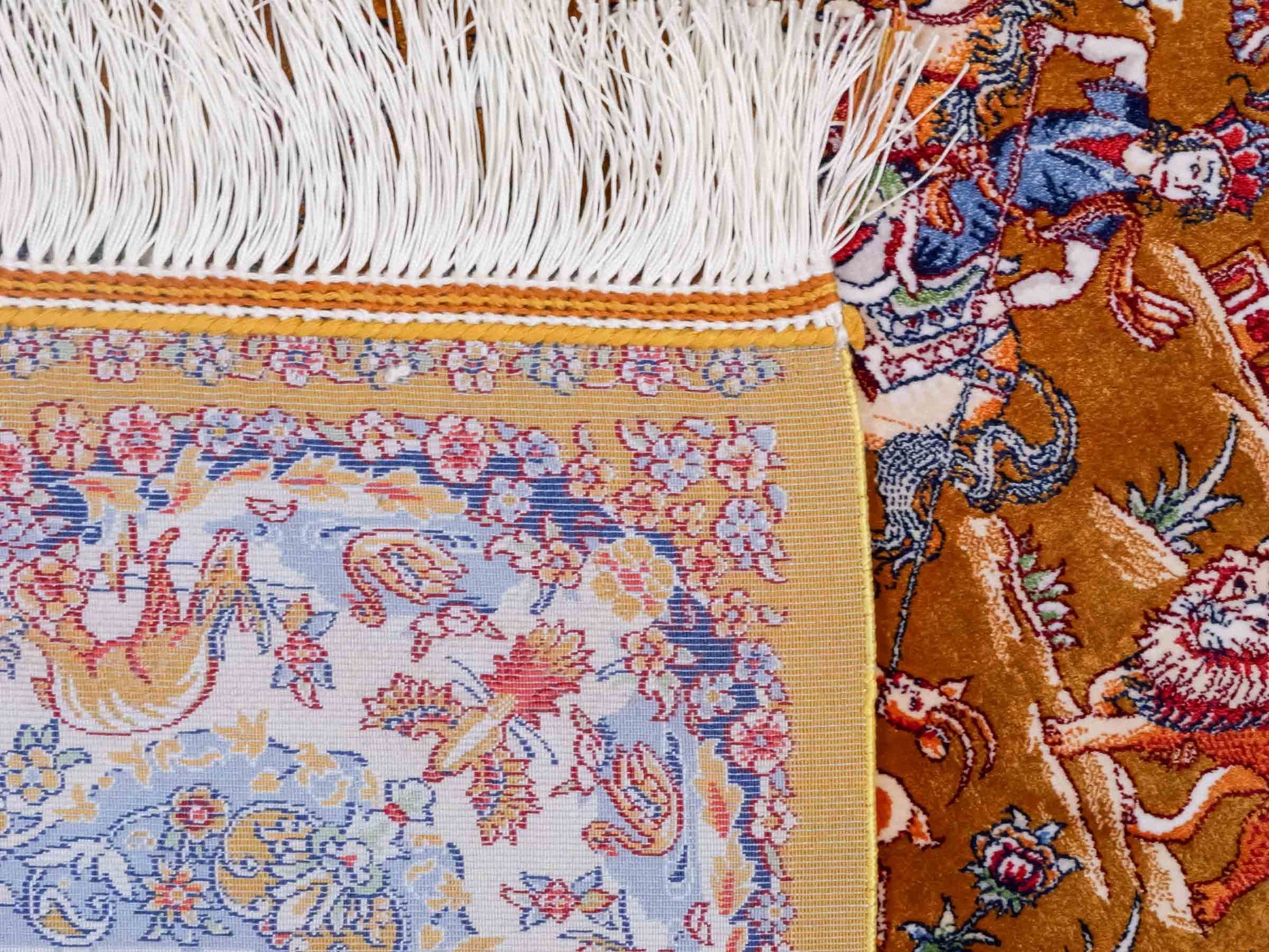 Ghom Maschinenteppich "Banu" 90 x 60 cm aus pflanzlicher Seide (Viskose) mit Jagdmotiv, Gold. Teppichnummer: V13GD054H. Persian Luxury Collection by Khademi. Made in Iran / Persia – Vertrieb durch JUPITER Intl.