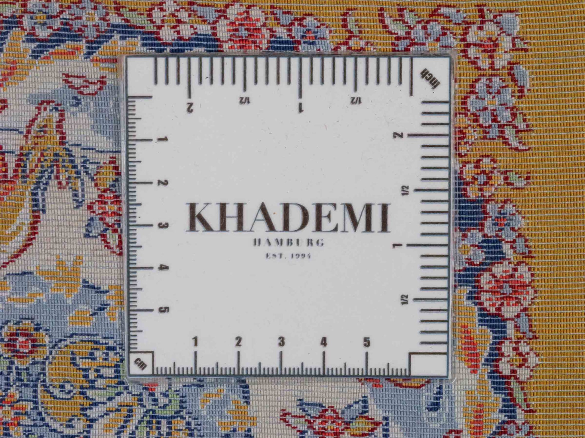 Ghom Maschinenteppich "Banu" 90 x 60 cm aus pflanzlicher Seide (Viskose) mit Jagdmotiv, Gold. Teppichnummer: V13GD054H. Persian Luxury Collection by Khademi. Made in Iran / Persia – Vertrieb durch JUPITER Intl.