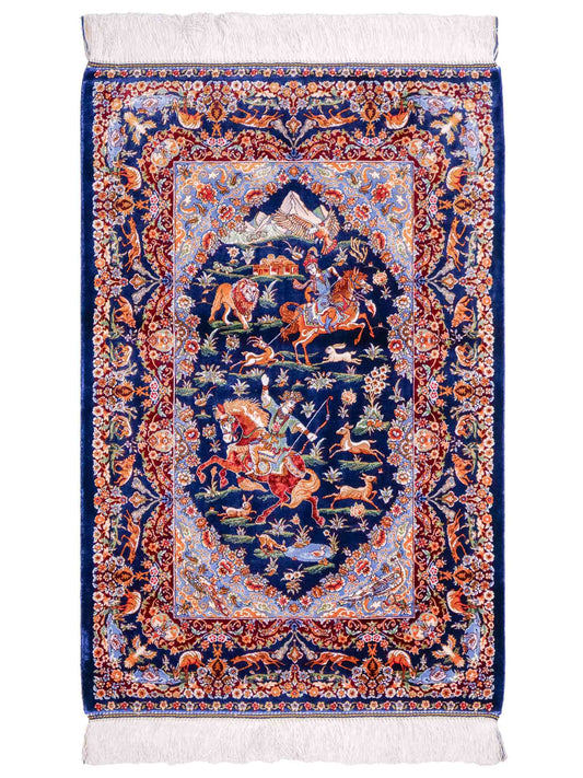 Ghom Maschinenteppich "Banu" 90 x 60 cm aus pflanzlicher Seide (Viskose) mit Jagdmotiv, Marineblau. Teppichnummer: V13NY054H. Persian Luxury Collection by Khademi. Made in Iran / Persia – Vertrieb durch JUPITER Intl.