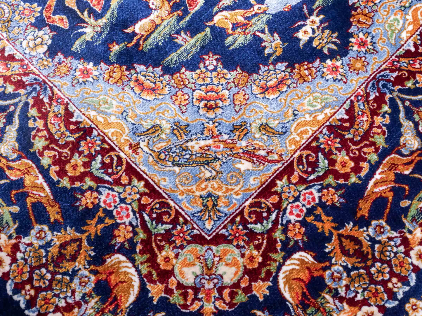 Ghom Maschinenteppich "Banu" 90 x 60 cm aus pflanzlicher Seide (Viskose) mit Jagdmotiv, Marineblau. Teppichnummer: V13NY054H. Persian Luxury Collection by Khademi. Made in Iran / Persia – Vertrieb durch JUPITER Intl.