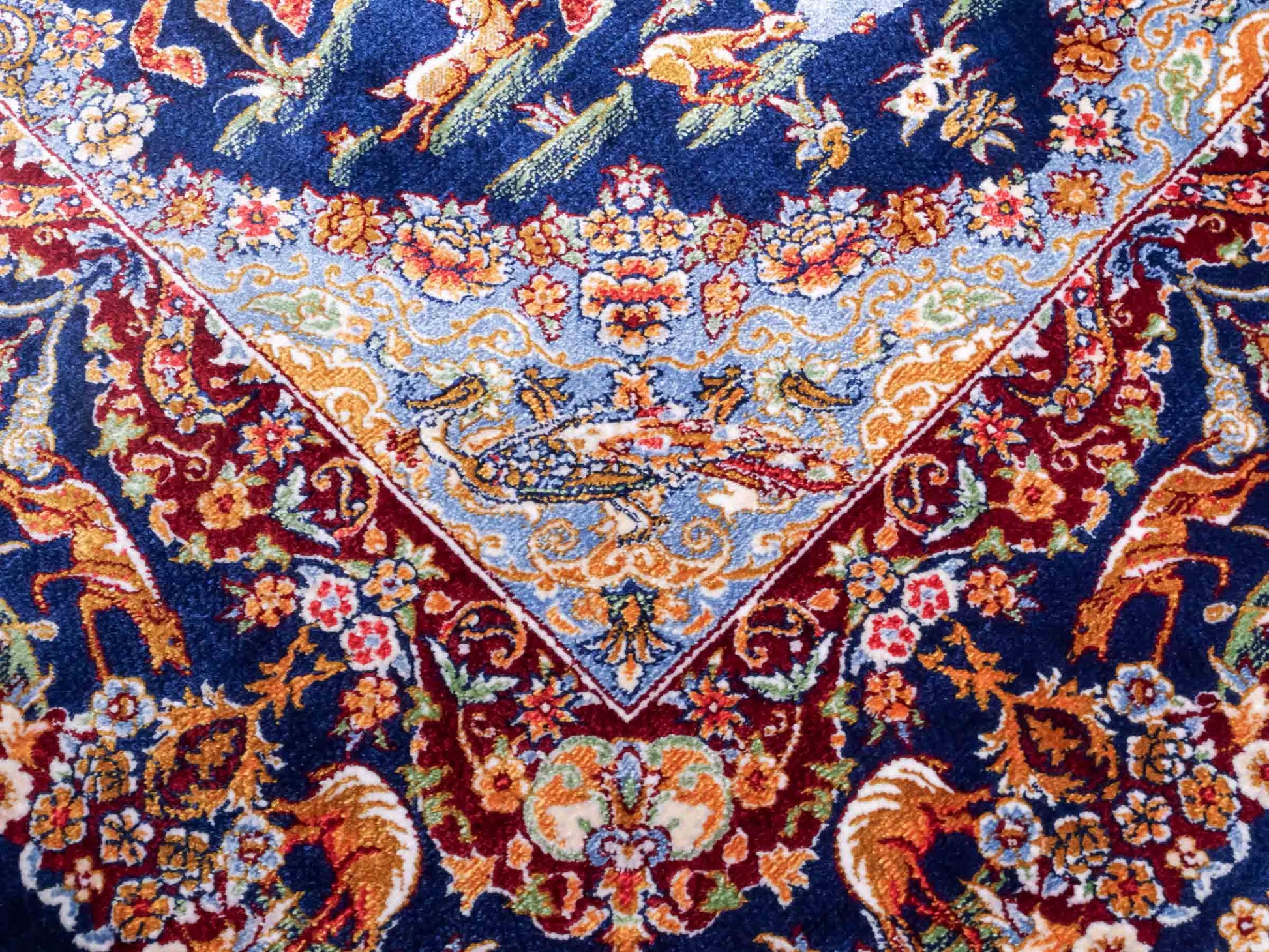 Ghom Maschinenteppich "Banu" 90 x 60 cm aus pflanzlicher Seide (Viskose) mit Jagdmotiv, Marineblau. Teppichnummer: V13NY054H. Persian Luxury Collection by Khademi. Made in Iran / Persia – Vertrieb durch JUPITER Intl.