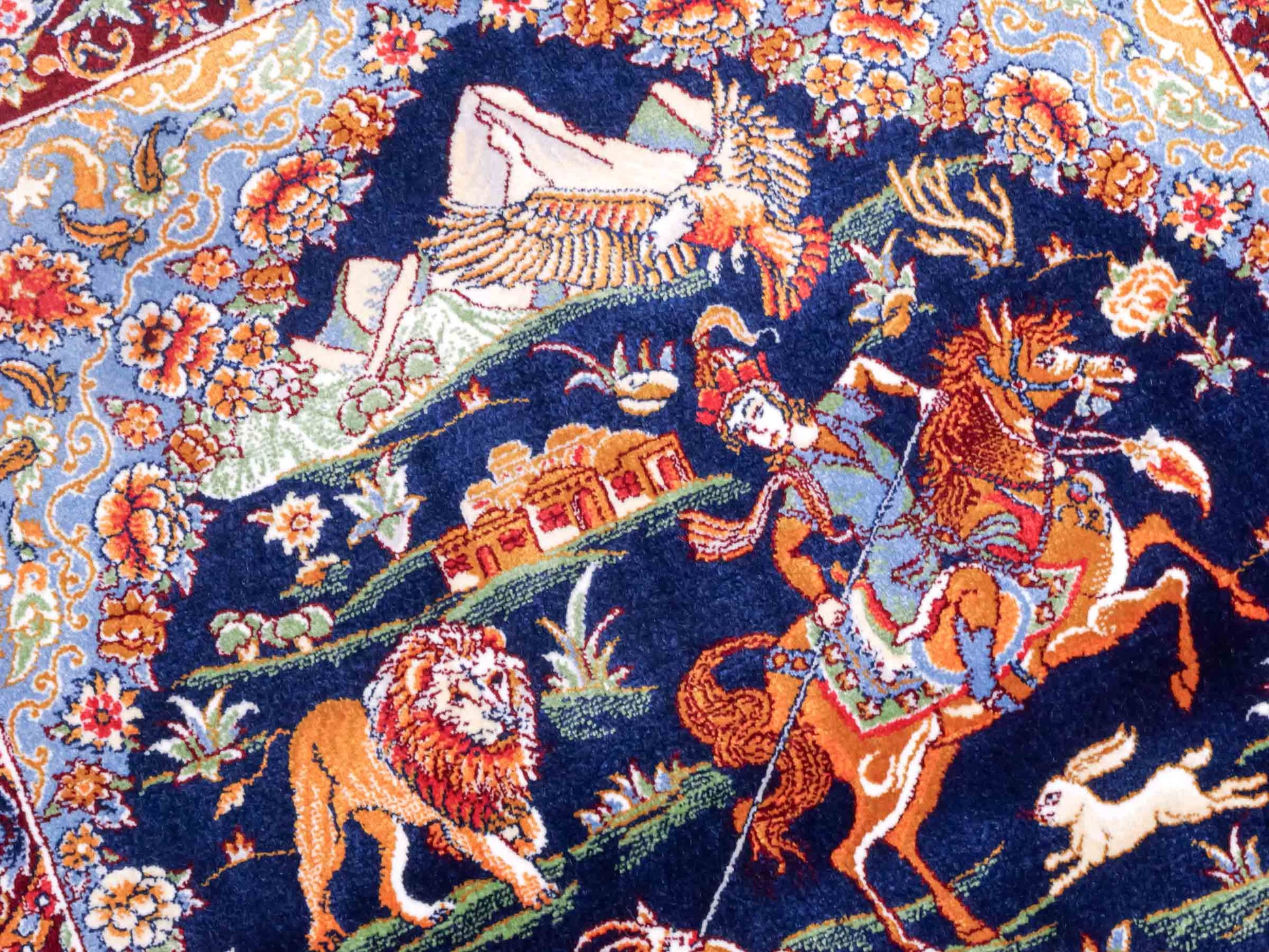 Ghom Maschinenteppich "Banu" 90 x 60 cm aus pflanzlicher Seide (Viskose) mit Jagdmotiv, Marineblau. Teppichnummer: V13NY054H. Persian Luxury Collection by Khademi. Made in Iran / Persia – Vertrieb durch JUPITER Intl.