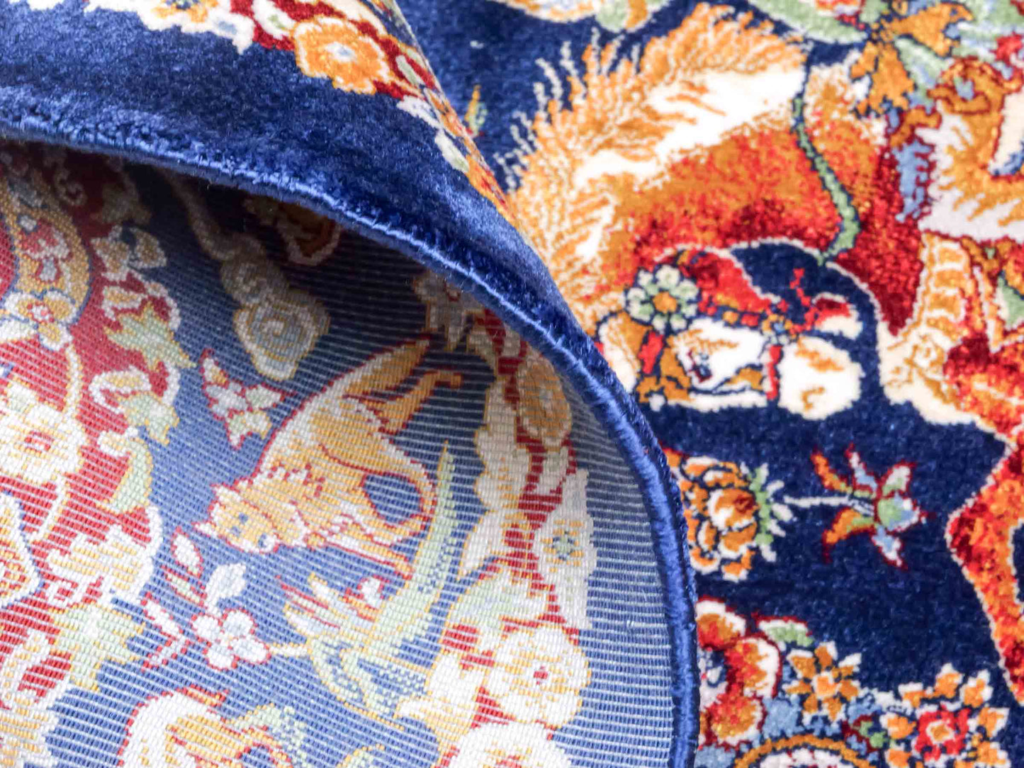 Ghom Maschinenteppich "Banu" 90 x 60 cm aus pflanzlicher Seide (Viskose) mit Jagdmotiv, Marineblau. Teppichnummer: V13NY054H. Persian Luxury Collection by Khademi. Made in Iran / Persia – Vertrieb durch JUPITER Intl.