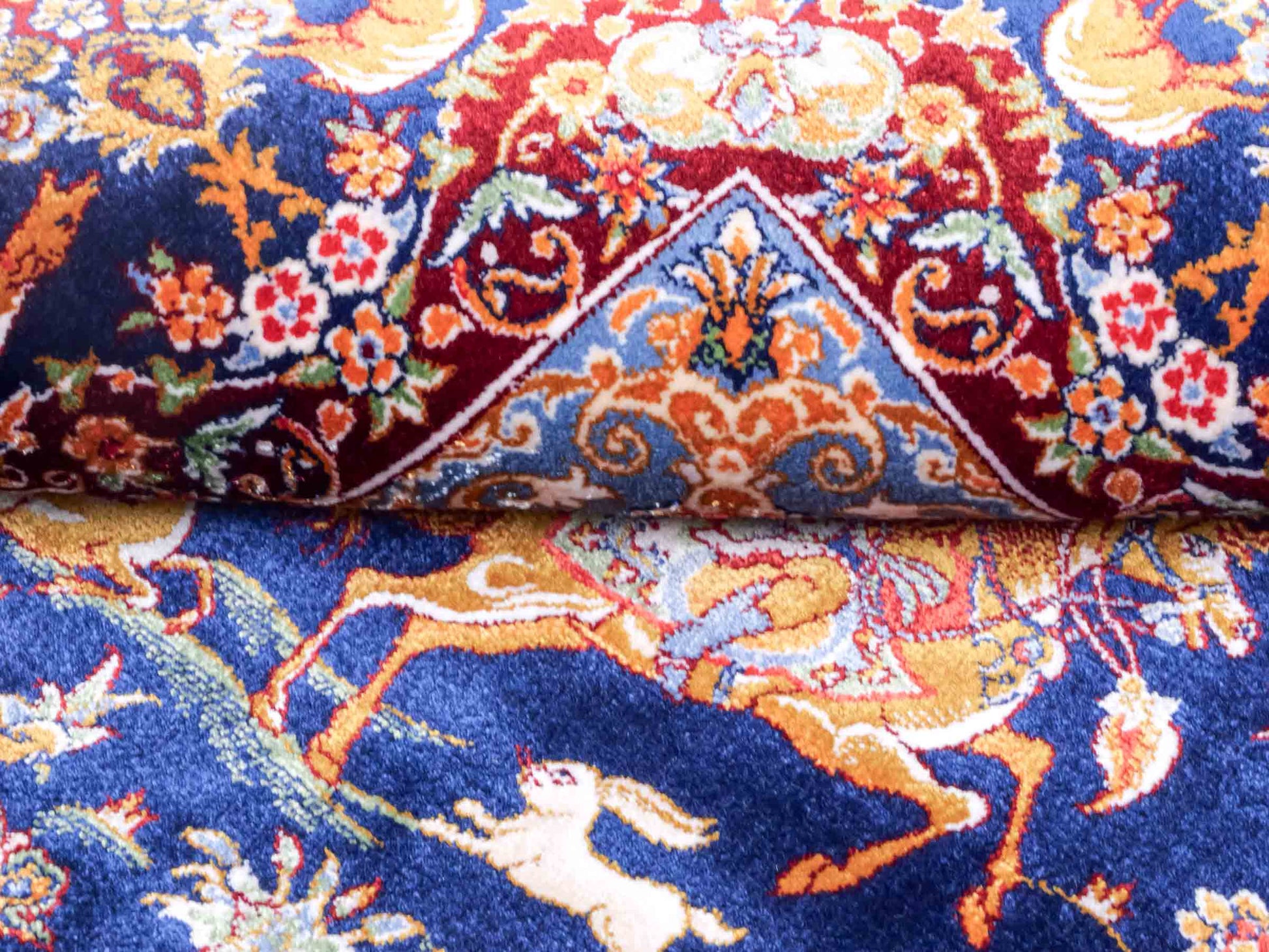 Ghom Maschinenteppich "Banu" 90 x 60 cm aus pflanzlicher Seide (Viskose) mit Jagdmotiv, Marineblau. Teppichnummer: V13NY054H. Persian Luxury Collection by Khademi. Made in Iran / Persia – Vertrieb durch JUPITER Intl.