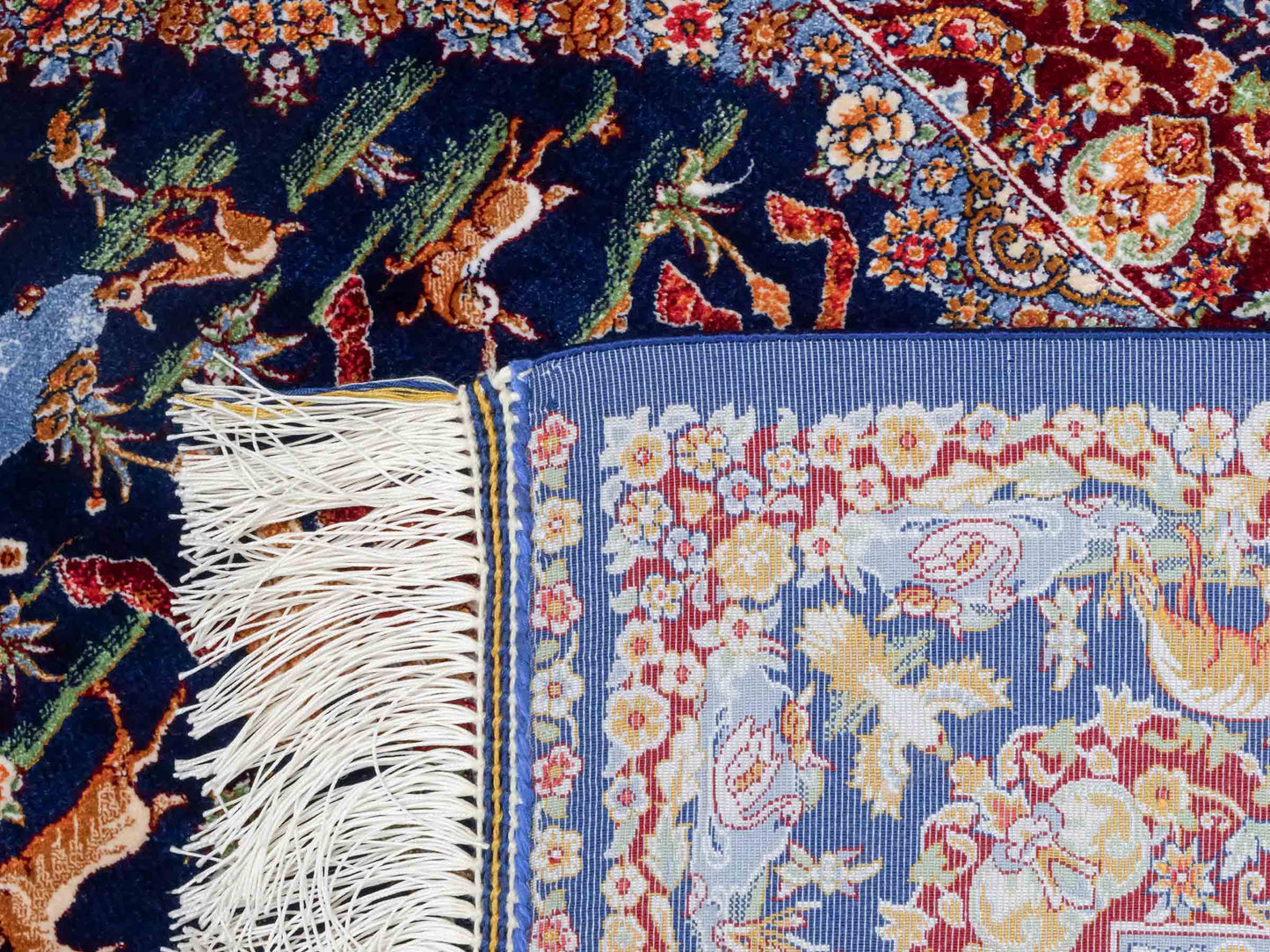 Ghom Maschinenteppich "Banu" 90 x 60 cm aus pflanzlicher Seide (Viskose) mit Jagdmotiv, Marineblau. Teppichnummer: V13NY054H. Persian Luxury Collection by Khademi. Made in Iran / Persia – Vertrieb durch JUPITER Intl.